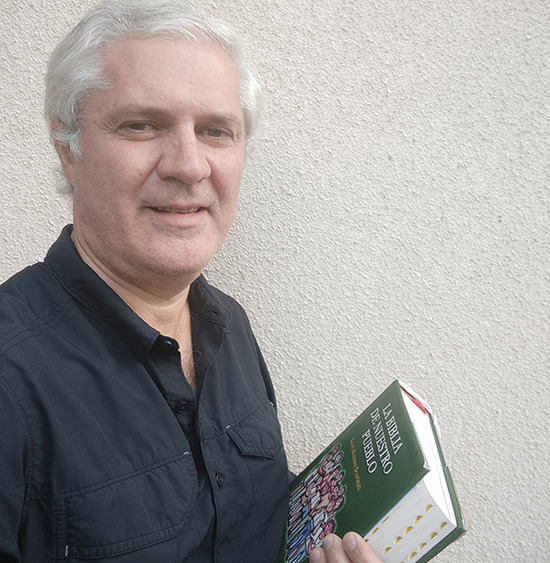 Marcelo A. Murúa con una Biblia