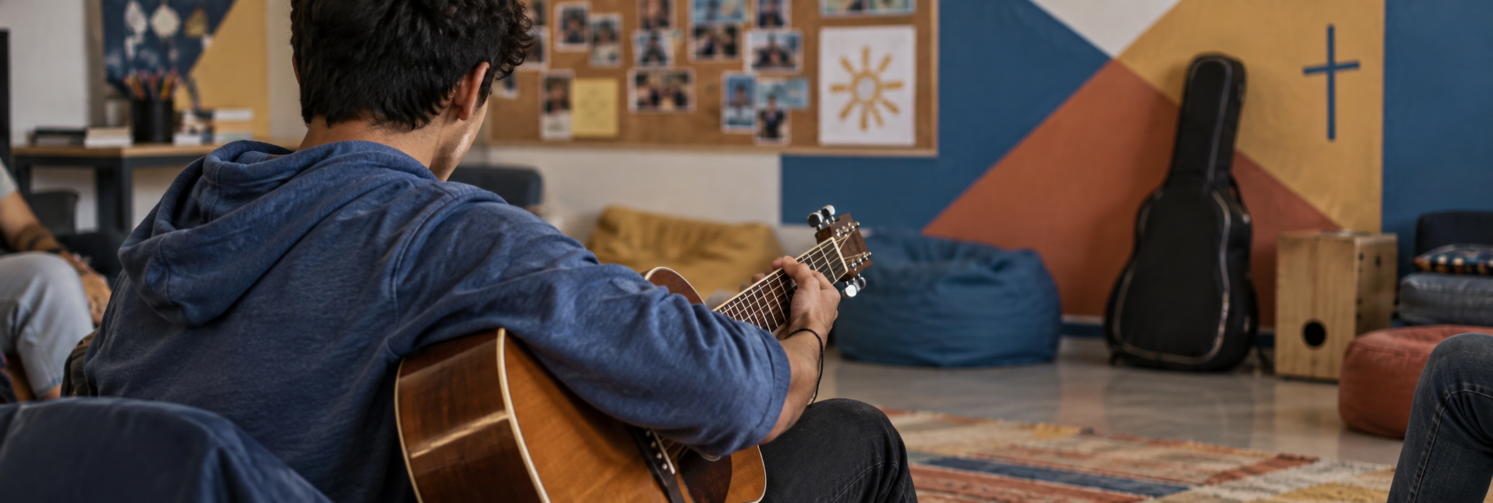 Adolescente tocando la guitarra en un ambiente pastoral.