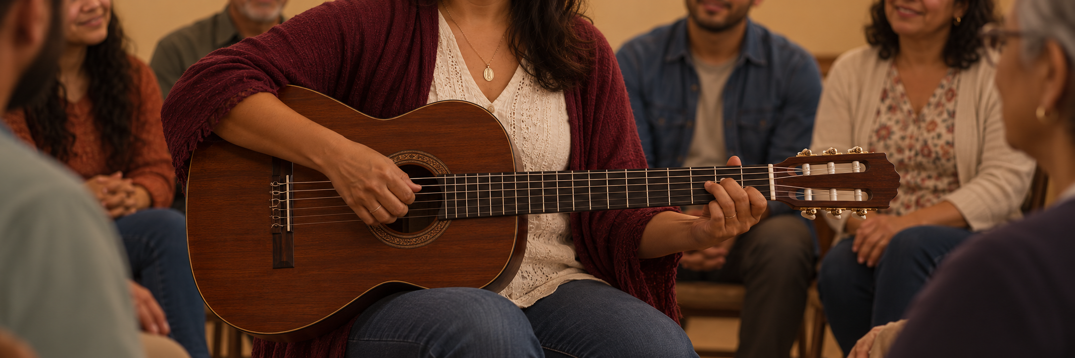 Mujer tocando la guitarra en un círculo comunitario pastoral.